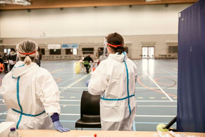 De leerlingen en personeelsleden van Schuttershof werden woensdag getest in de Trudosporthal.