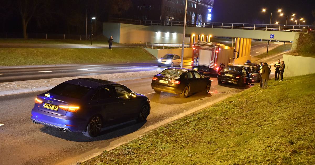Haastige spoed voor avondklok leidt tot kop-staartbotsing in Apeldoorn.