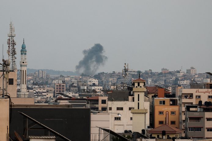 Rook stijgt op vanuit de Gazastrook na een Israëlische luchtaanval.