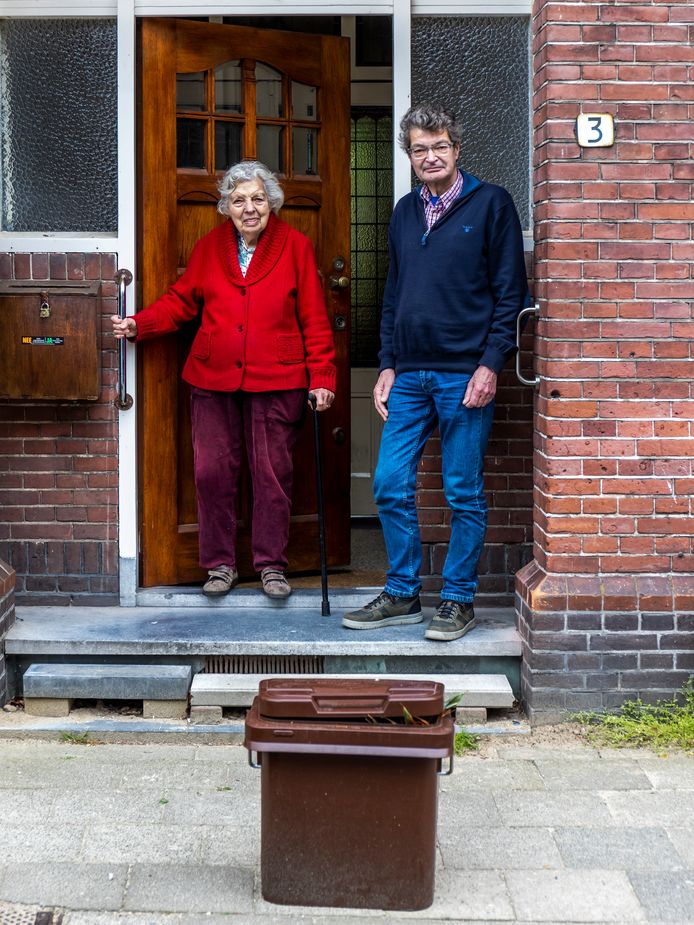 Joan Vermeulen en haar zoon Jaap Voerman trekken samen ten strijde tegen de ondergrondse afvalcontainer.