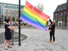 Regenboogvlag wappert op het Louis Jansenplein in Cuijk: ‘Nog steeds onvoldoende acceptatie voor het homohuwelijk’
