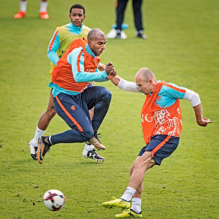Ryan Babel ontwijkt een schot van Arjen Robben tijdens een training in Katwijk. Beeld Guus Dubbelman / de Volkskrant