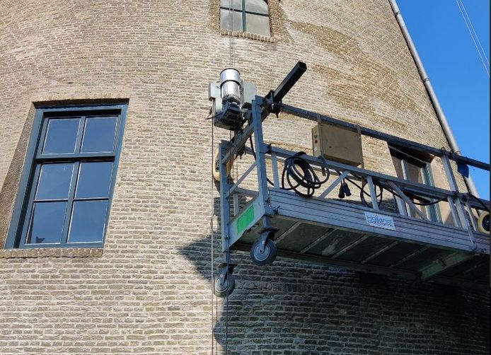 De molen staat sinds kort in de steigers.