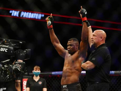 Ngannou deelt titelverdediger Miocic brute knock-out uit en is de nieuwe UFC-kampioen