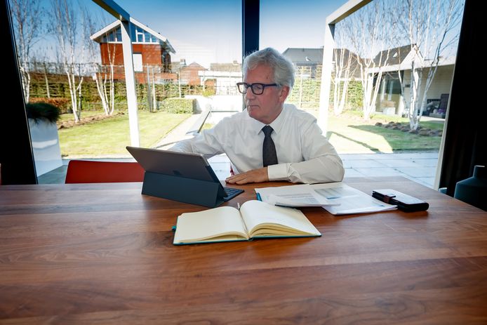 Door de coronacrisis moeten ook burgemeesters zoals Jac Klijs van Moerdijk veel vanuit huis werken.