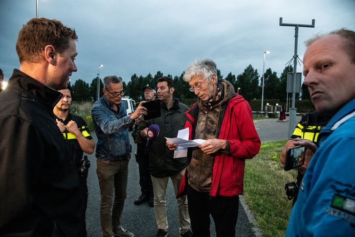 Johan Vollenbroek leest afgelopen woensdag een brief van boze boeren. Zij wilden hem de brief thuis in Nijmegen overhandigen, maar mochten van de politie de stad niet in. Vollenbroek spande bij de rechtbank in Den Bosch ook een procedure aan tegen de verleende milieuvergunning voor de Amercentrale. Deze zaak loopt nog.