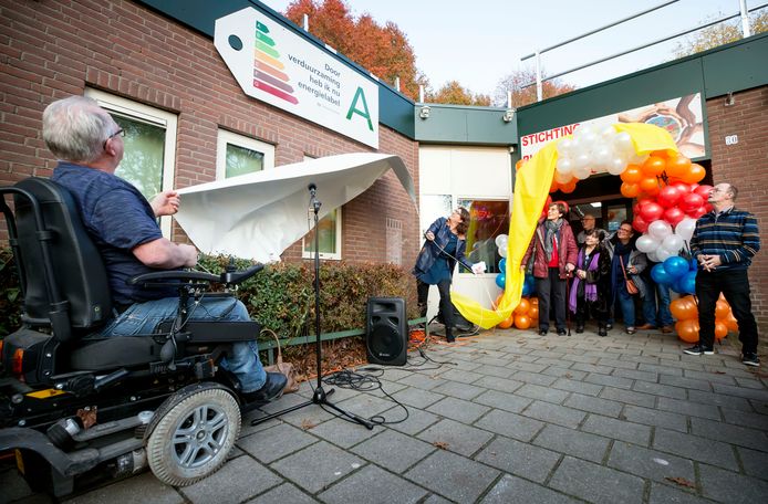 Opening van het verduurzaamde buurthuis Geeren-Noord, met links voorzitter Henk Ras.