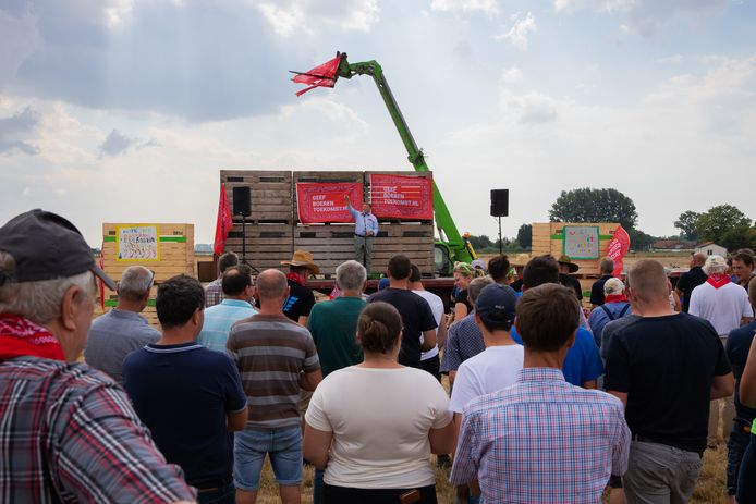 LTO Sjaak van der Tak spreekt in Oostburg boeren uit West-Zeeuws-Vlaanderen toe.