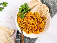 Wat Eten We Vandaag: Indiase curry met zoete aardappel en kikkererwten