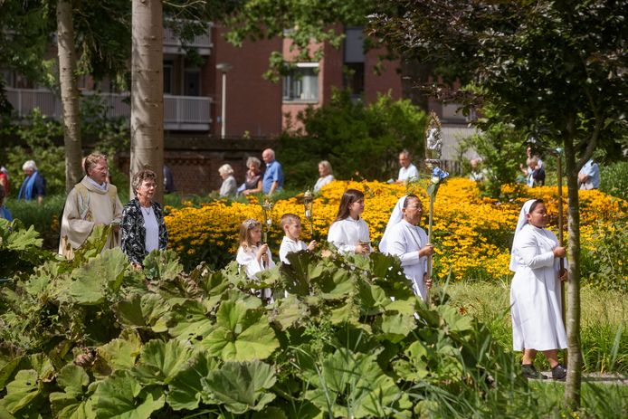 Na ruim 50 jaar luistert de Sint Norbertusparochie de viering van Maria Tenhemelopneming weer op met een processie door de kloostertuin.