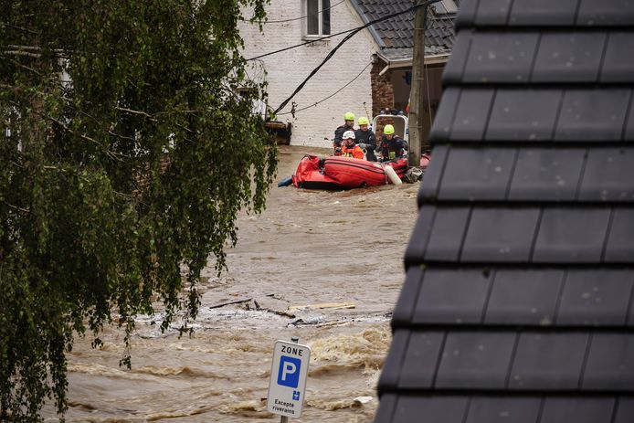 Archiefbeeld: Op foto’s uit het heetst van de strijd is te zien hoe moeilijk de boten het hadden op het water.