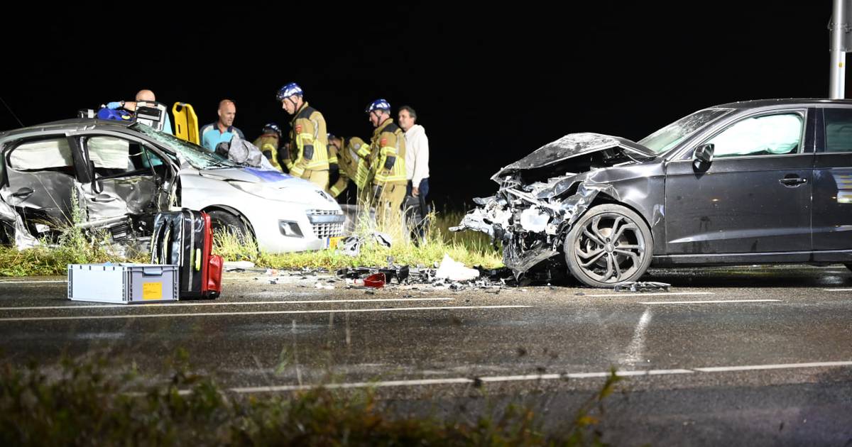 Frontale aanrijding op Ootmarsumsestraat in Almelo; traumahelikopter opgeroepen.