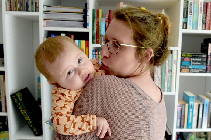 Mama Ellen De Meyer draagt Pia op haar arm, hier in 2019. Pia lijdt aan SMA, een zeldzame spierziekte. In 2019 werd ze daarvoor behandeld met het medicijn Spinraza, vandaag het vijfde duurste medicijn.