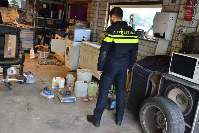 Politie in het drugslab in St. Willebrord.