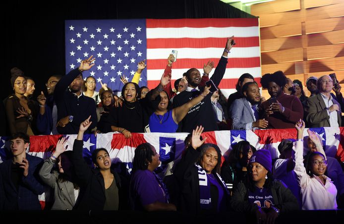 Aanhangers van Warnock vieren zijn overwinning in Atlanta.