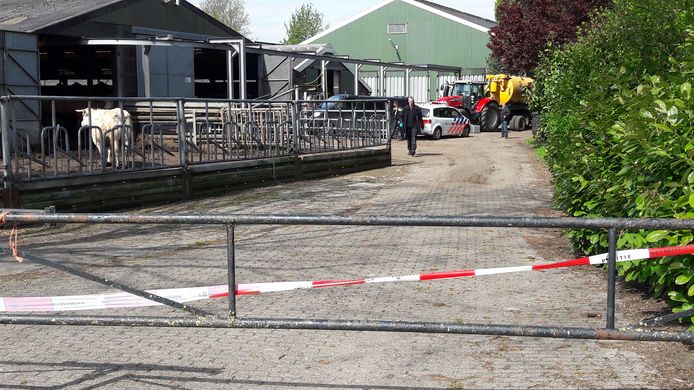 Politie-onderzoek op het erf van de boerderij in Toldijk.