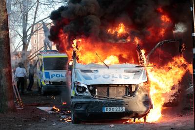 Protest tegen koranverbrandingen draait uit op geweld in Zweden