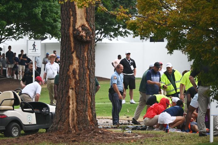 Hulpverleners verzorgen de slachtoffers op het Tour Championship in Atlanta.