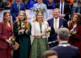 Koningin Máxima: een vlucht vrolijke vlinders op haar hoofd