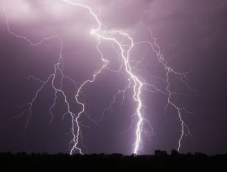 “Door een nat hoofd gaat minder stroom”: regen kan je leven redden bij een blikseminslag