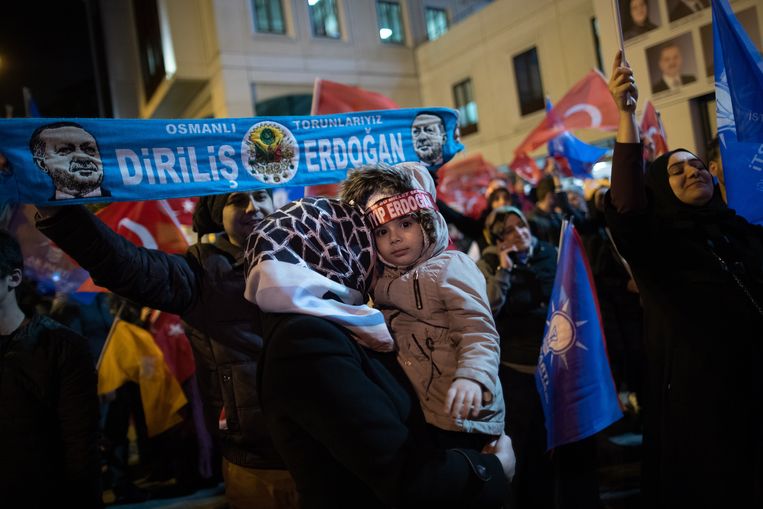 Supporters van Erdogan in Istanbul. Beeld EPA