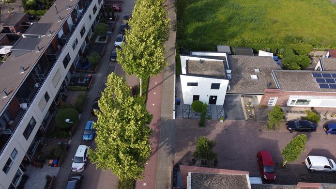 Voor de woning aan de Boezem in Alblasserdam staat politiebewaking (auto links in de straat). De bewoner van het pand zou zichzelf bij de politie hebben gemeld als het eigenlijke doelwit van de ontvoering in het Noord-Hollandse Cruquius.