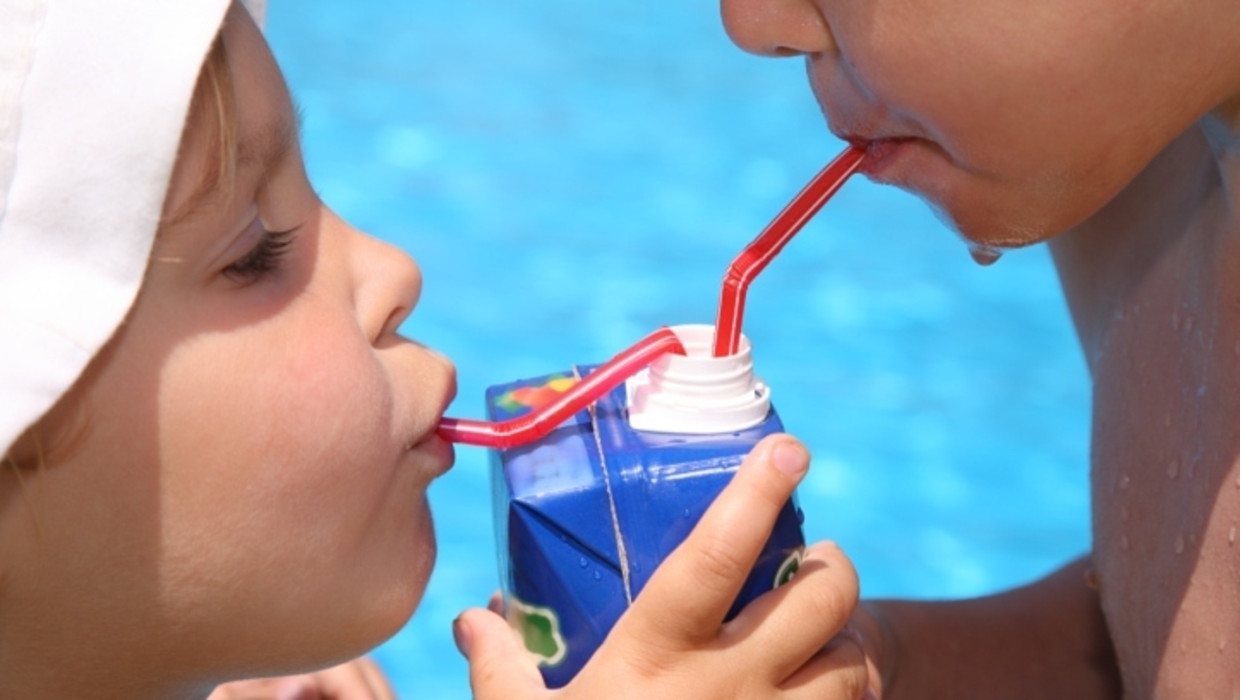 Сосущая девушка мороженое. Девушка облизывает банан. Пьет из трубочки. Humorial official. Девушка с фруктами.