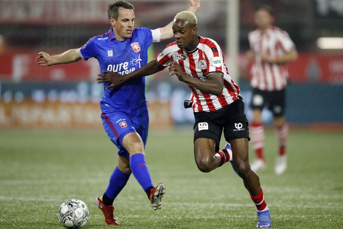 Emanuel Emegha maakt een onbeholpen indruk.