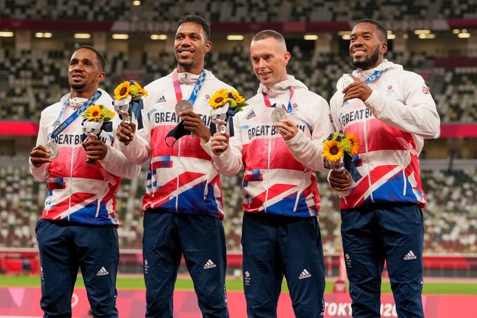 Chijindu Ujah (l) testte positief na de gouden race.