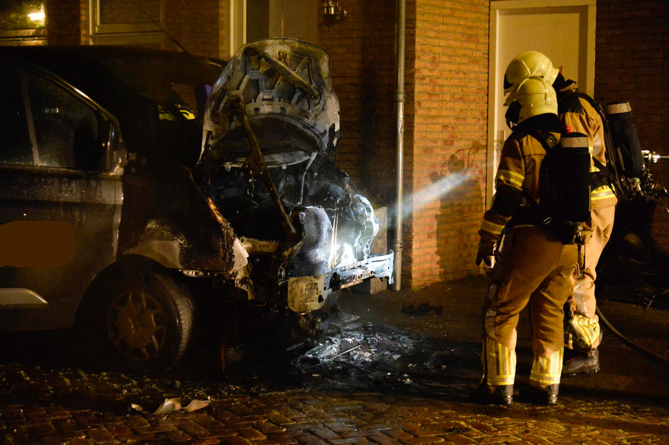 Bestelbus vermoedelijk in brand gestoken in Breda.