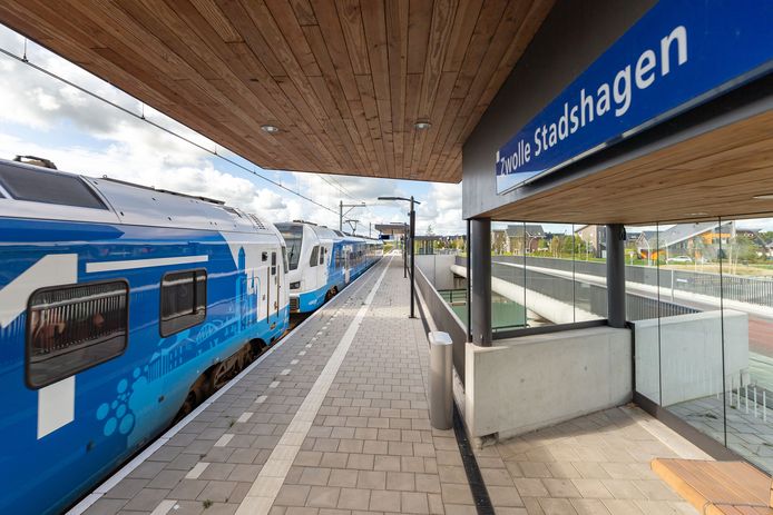 In de nieuwe dienstregeling voor het openbaar vervoer sluiten twee buslijnen in Stadshagen aan op de treinen die vertrekken vanaf het station. De dienstregeling gaat eind dit jaar in.