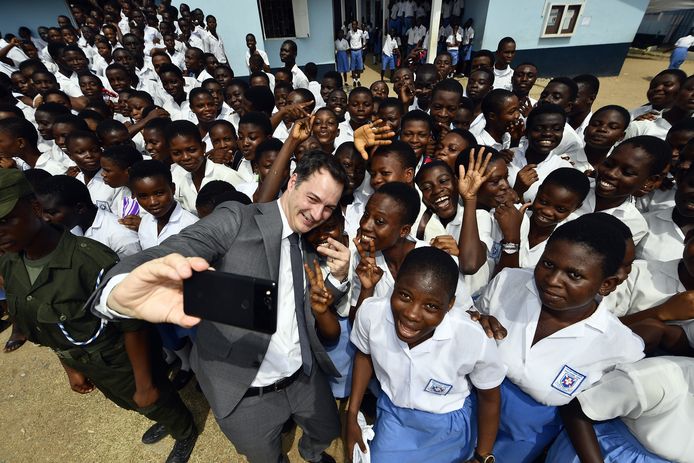 De Belgische Vice-Premier Alexander De Croo neemt een selfie met leerlingen van een school in het Senegalese Accra. Foto Eric Lalmand