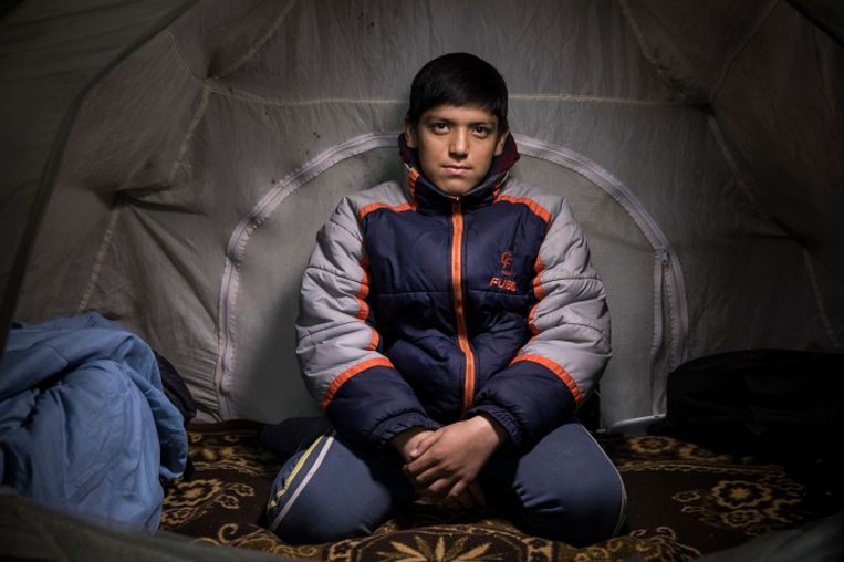 Mikdad, 12 jaar. Pakistan. Mikdad en zijn neefje Ahmad (12) zijn inmiddels 8 maanden onderweg. Ze willen naar Italië, daar woont een oom. Ze hopen naar school te kunnen, maar werken is ook goed. Beeld 