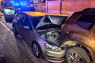 Ravage in Wichelen: automobilist wordt onwel en knalt tegen drie geparkeerde wagens