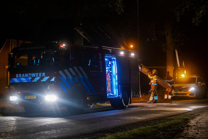 De brandweer kwam naar de Ollandseweg in Sint-Oedenrode om de gevallen tak weg te halen.