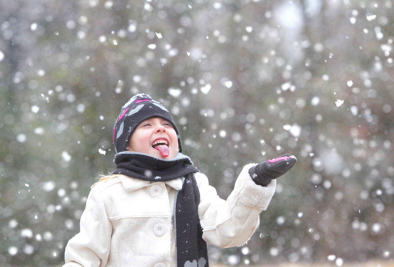Весело падает снег. Дети радуются снегу. Снегопад для детей. Хлопья снега. Радоваться снегу.