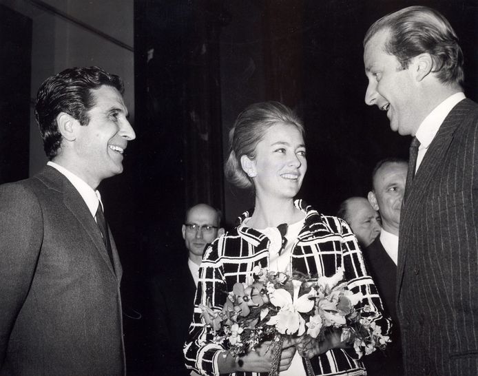 Albert en Paola in 1967 met de Franse zanger Gilbert Bécaud.