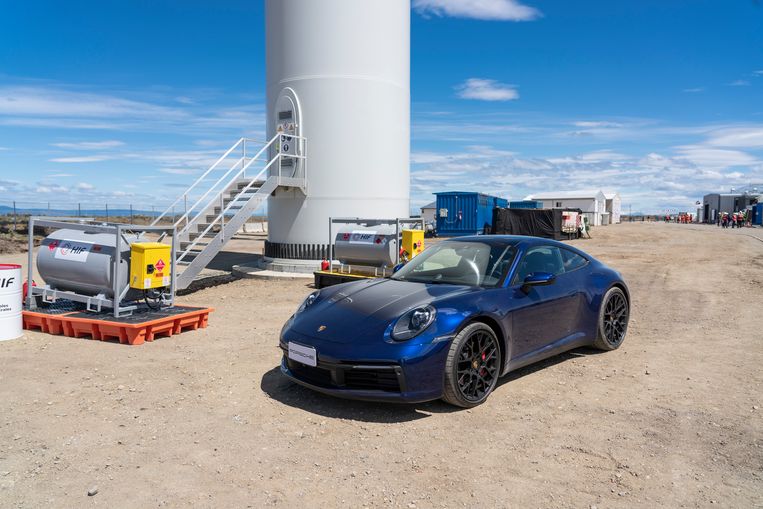 Porsche zegt dat 75 procent van alle auto's die het ooit heeft gemaakt nu nog rondrijdt, en dat het de bezitters van oudere modellen de kans wil geven om CO2-neutraal te rijden. Beeld Porsche NL