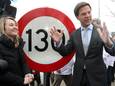 Mark Rutte en toenmalig verkeersminister Melanie Schultz-van Haegen voeren in 2011 campagne met het nieuwe 130 km bord.