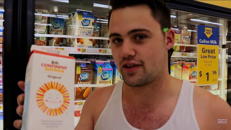 Amerikaanse nationalist probeert soy boys belachelijk te maken ('Deze melk vult je met oestrogeen en blokkeert al je testosteron'). Beeld  