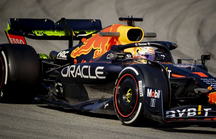 Max Verstappen in actie tijdens de eerste testdag.
