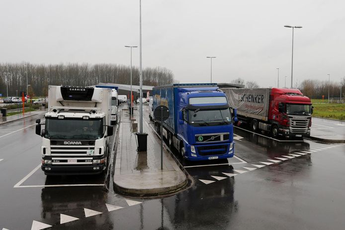 De parking voor vrachtwagens op de E40 in Wetteren