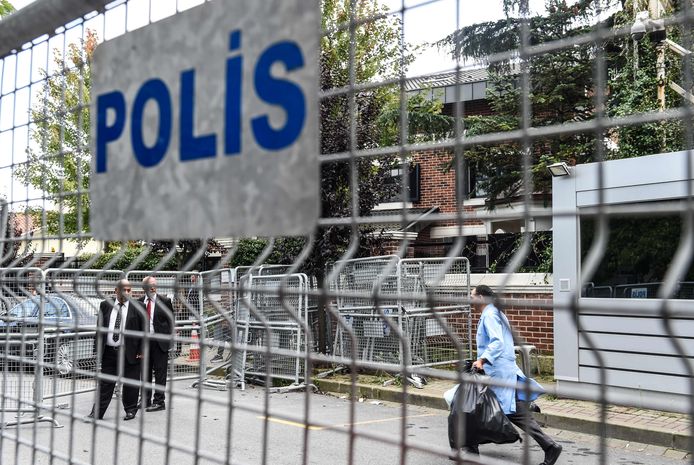 De Turkse politie zette voor de doorzoeking hekken rond het Saoedische consulaat in Istanboel.
