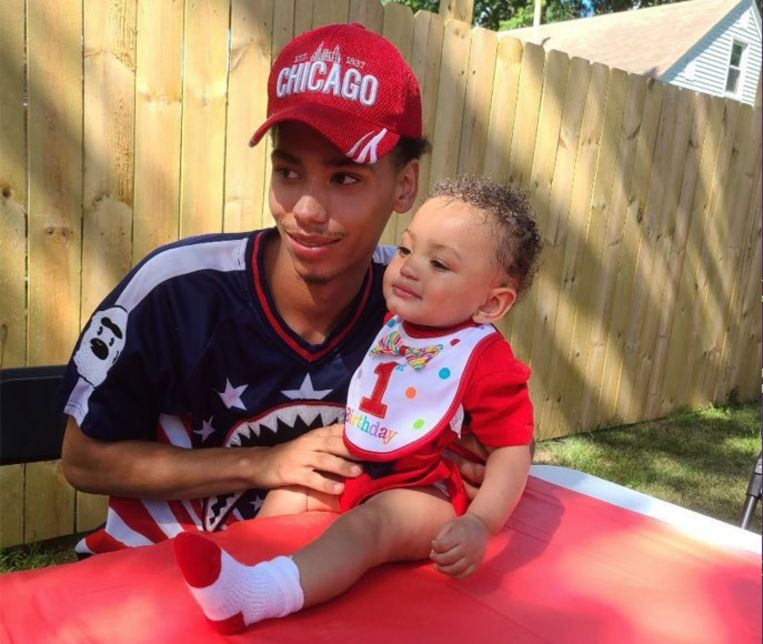De zondag doodgeschoten Daunte Demetrius Wright (20) met zijn zoontje Daunte junior. Beeld Twitter