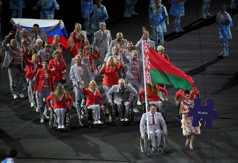 De Wit-Russische delegatie, met ook een Russische vlag, tijdens de openingsceremonie. Beeld REUTERS
