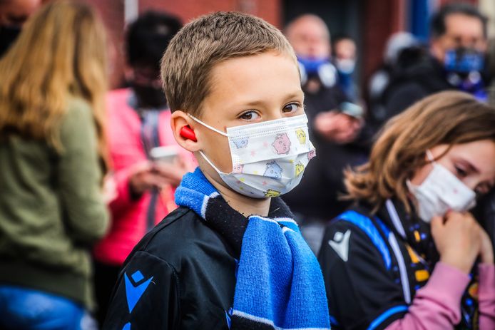 supporters wachten op de spelersbus van Club Brugge op de Platse van St Andries