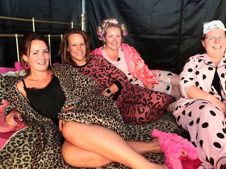 In je mooiste pyjama of met net-uit-bed-haar: 80 dames deden vanavond mee aan Broekse Pyjama Party