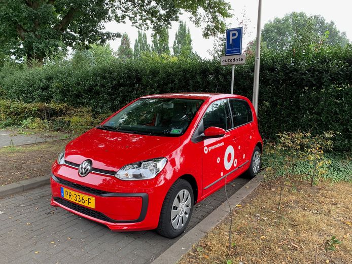 Volgens het college moet iedere inwoner van Tilburg straks op kleine loopafstand kunnen beschikken over een deelauto, zoals deze in de Wilgenstraat.