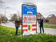 Wethouder Maarten Both (r) en Kees Goud (dorpsraad) onthullen het nieuwe bord in Waarde.