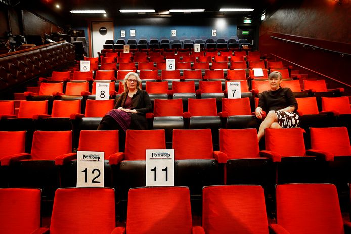 Letitia Blanker en Monique Masolijn in de zaal van theater Peeriscoop. Per voorstelling worden met grote cijfers de zitplaatsen aangegeven.